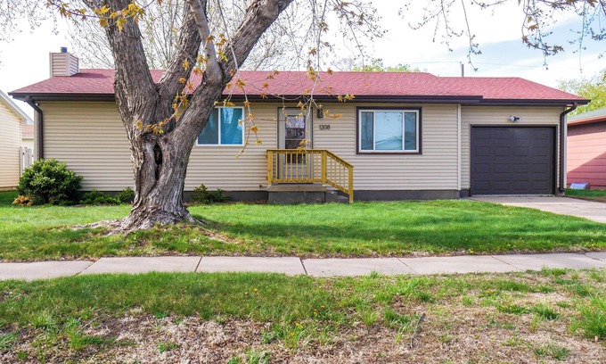 Grand Island House | Spacious 6-bedroom farmstyled house near Downtown in Grand Island