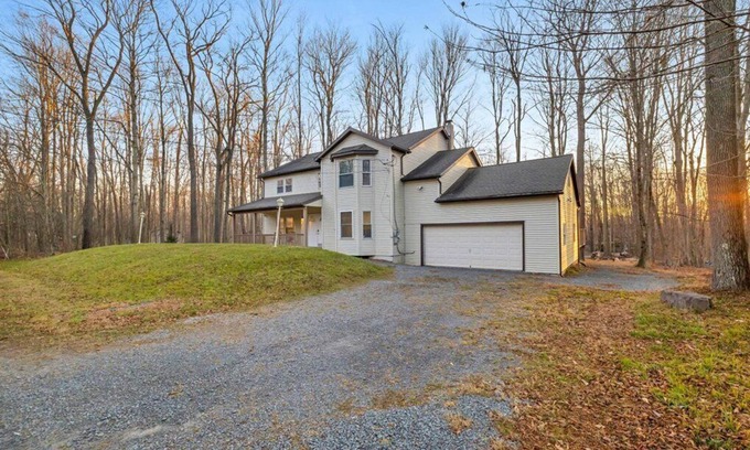 Pocono Lake House | Spacious 6 Bedroom Pocono Retreat by the Lake
