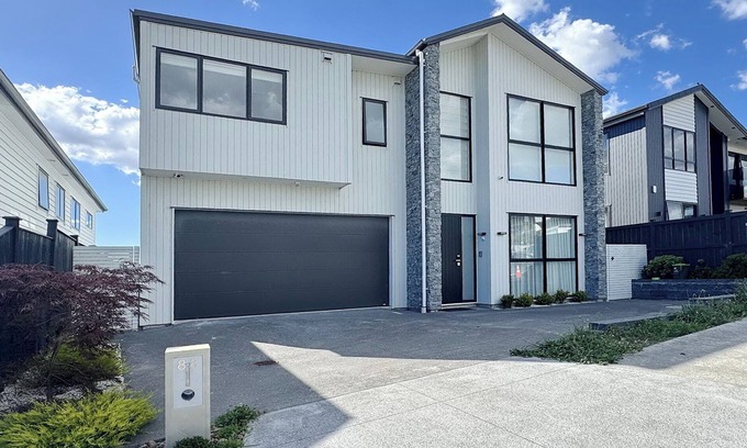 Flat Bush House | Spacious 7 BRs & 4.5 BHs house on Longhorn Drive