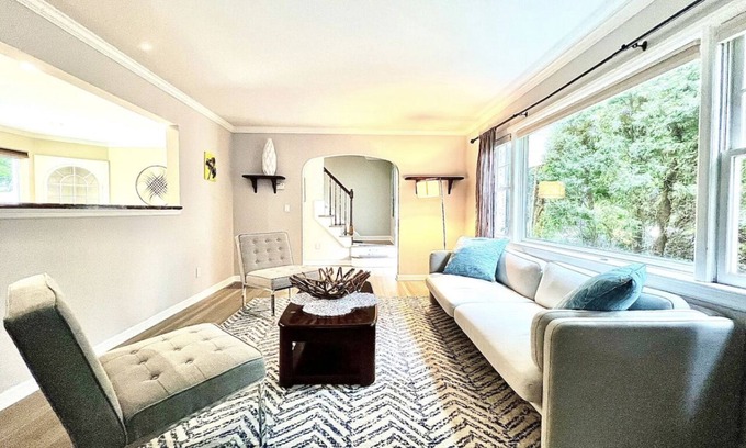 Stamford House | Spacious and bright 1bed/1bath near downtown w/game room! Close to train&more!