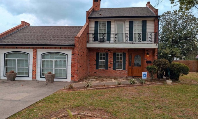 Lafayette House | Spacious and bright 2-bedroom house in Freetown, Lafayette 1 mile from downtown.