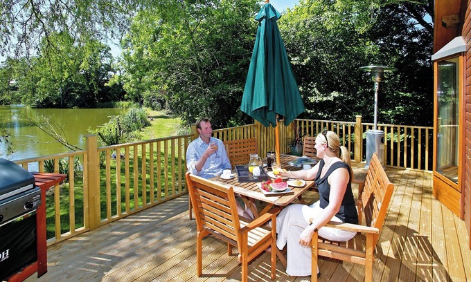 Westcott Cabin | Spacious and contemporary lodge with one king size double with ensuite shower and one twin.