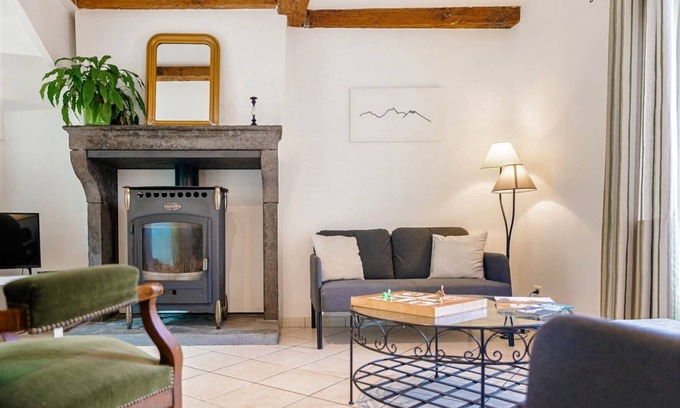 Le Crest House | Spacious and cosy house between Lakes, Volcanoes and Heritage!