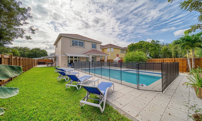 Ludlam House | Spacious and cozy 4-bedroom house with pool- Palmetto Eliptic Miami