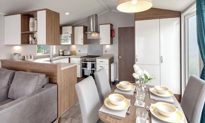 Axminster House | Spacious and luxurious 12ft-wide caravan with one double and two twin.