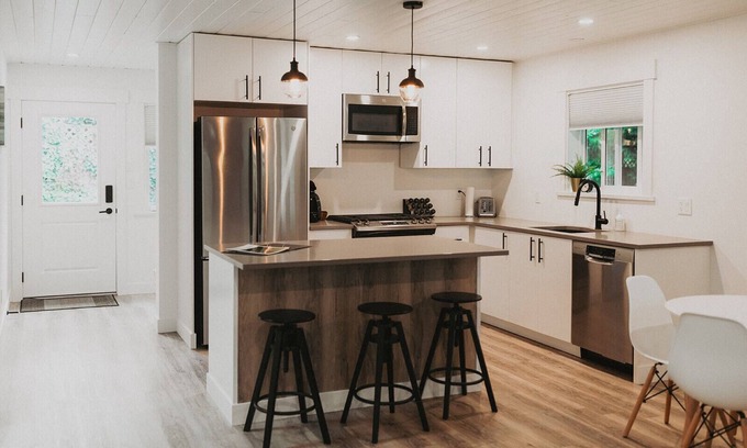 Halfmoon Bay Cottage | Spacious and modern 2 bedroom 2 bathroom cottage with private yard.