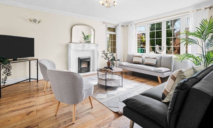Bramcote House | Spacious and Modern House - Wollaton Way by Tŷ SA