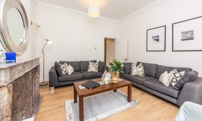 Abingdon Apartment | Spacious and recently modernised two-bedroom apartment in Kensington