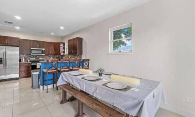 Greenacres House | Spacious and Updated 3/2 Bed and Bath!