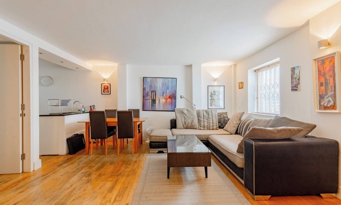 Oval Apartment | Spacious and Well-Connected 1BD near Oval Station