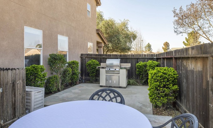 Mather House | Spacious and well equipped at Mather