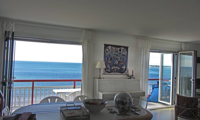 La Baule-Escoublac Apartment | Spacious apartment facing the ocean, very close to the center. Exceptional view.