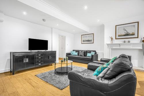 Courtfield Apartment | Spacious Apartment 5 Mins Walk to South Kensington, Hyde Park, Chelsea, Perfect For Families, Free Tea, Coffee, Super Fast WiFi
