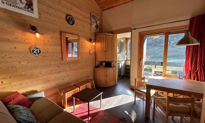 Meribel-Mottaret Apartment | Spacious Apartment in Méribel - Sleeps 8, Balcony, Ski-in/Ski-out