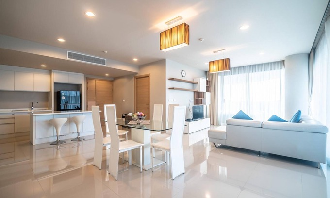 Karon Apartment | Spacious apartment with jacuzzi and ocean view