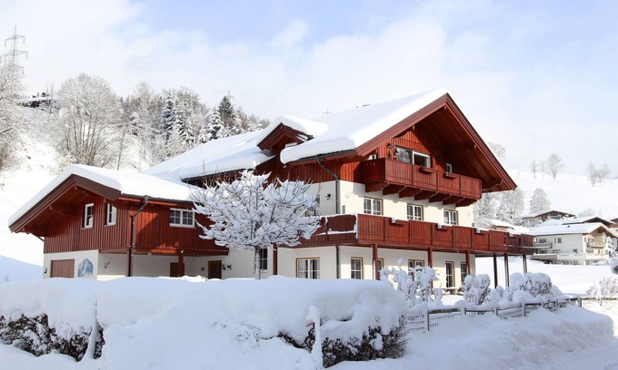 Saalfelden am Steinernen Meer Apartment | Spacious apartment with wide views and terrace