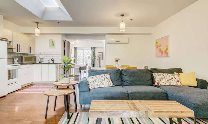 Plateau Mont Royal Apartment | Spacious Apt | Wi-Fi | Balcony | Near Trendy Spots