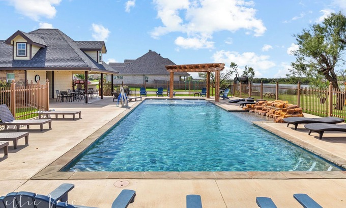 Abilene House | Spacious Bdrms ~ Sleeps 8 ~ Near ACU ~ Summer Savings ~ Pond ~ Playground ~ Dogs