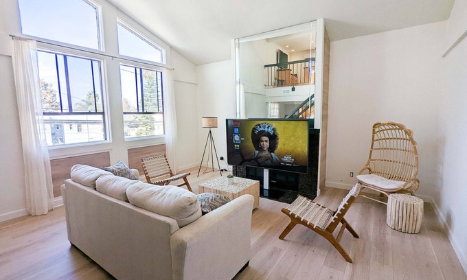 Alamitos Beach Condo | SPACIOUS Beach Pad on Ocean Blvd - 3min Walk to Sand, Patio,Big TVs, Strong WiFi