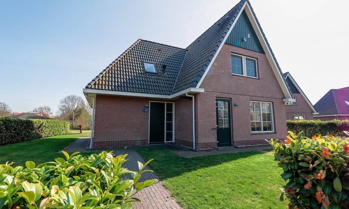 Makkum Cabin | Spacious Beachvilla for 12 people with six bedrooms, a double walk-in shower, and a large yard at Beach Resort Makkum.