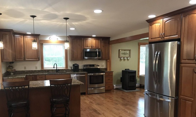 Weeks Mills House | Spacious Beautiful Home - 5 min from the lake!