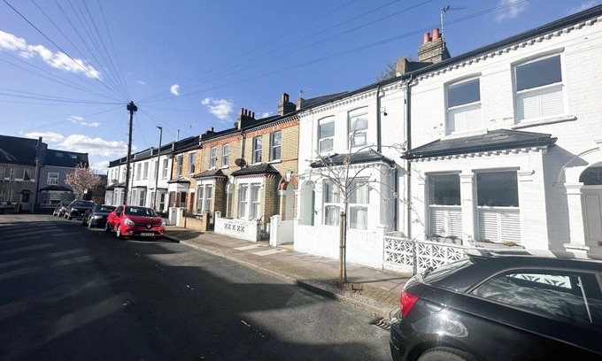 Tooting House | Spacious big house with a lovely patio, perfect for relaxing in Tooting