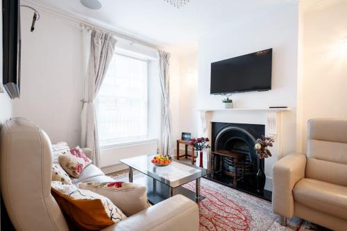 Warwick Villa | Spacious, Bright & Cosy ~ Ideal Victoria Location!