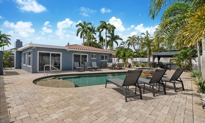 North Andrews Gardens House | Spacious Bright Dream Home & Pool in Oakland Park