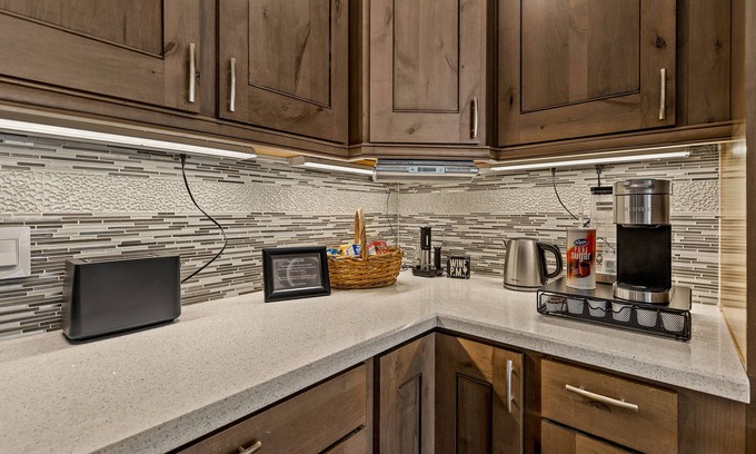 Flagstaff House | Spacious Canyon Peak Pine View Home Game Room Hot Tub