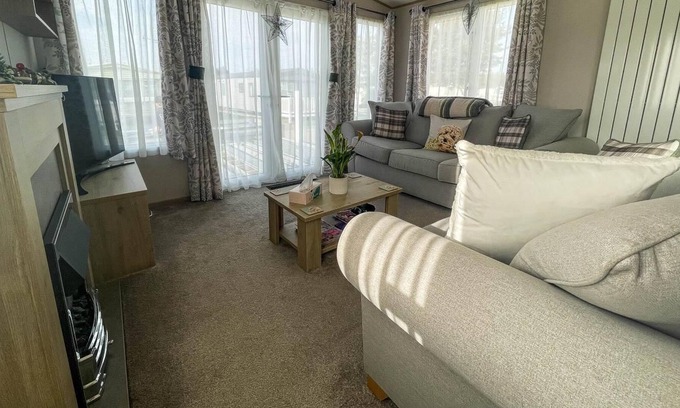 Hunstanton Cabin | Spacious caravan with large decking area, perfect to enjoy the sun, ref 23058C