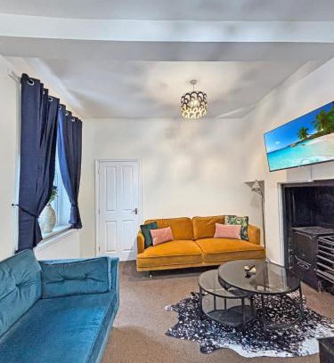 Newark Apartment | Spacious Central Ground Floor Apartment Sleeps 6 - Newark Town Centre - Free Parking - Amaya Twelve