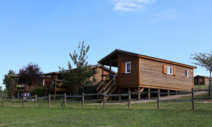 Naucelle Ski Chalet | Spacious chalet for 8 people - Pond view - Terrace