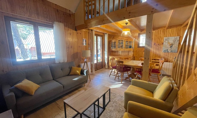 Barcelonnette Ski Chalet | Spacious Chalet Near Golf Course, Sleeps 8, Fully Equipped Kitchen, Free Shuttle to Ski Resort