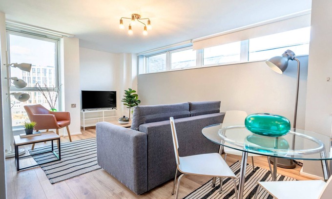 Covent Garden Apartment | Spacious, Chic Apartment in Covent Garden