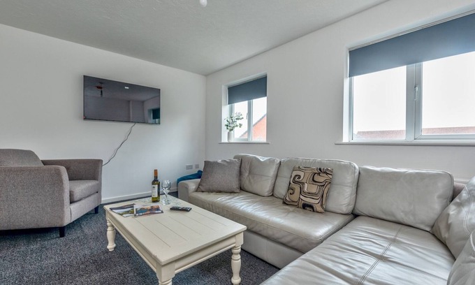 Donnington House | Spacious City House in Telford | Pass the Keys