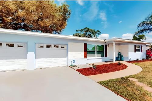 Clearwater House | Spacious Clearwater Vacation House Pet Friendly Fire Pit Games Close to Clearwater Beach Biking Trail Farmers Markets S Harbor Health Spa Baycare Ballpark and Ruth Eckerd Hall Golf Courses