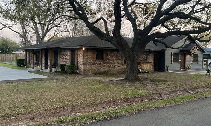 Tomball House | Spacious Comfort - Long Term Stays Considered.