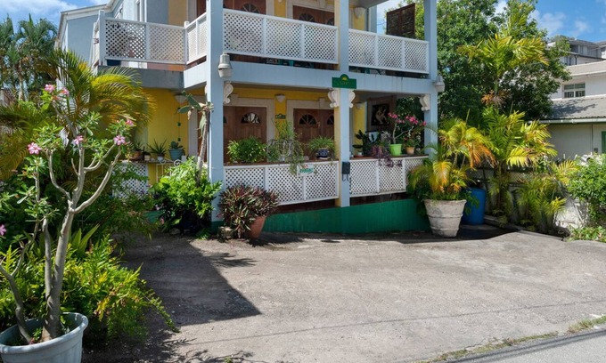 Old Trees Bay Apartment | Spacious Comfortable Apartments Steps From The Beach At Paynes Bay. Sunbeams.
