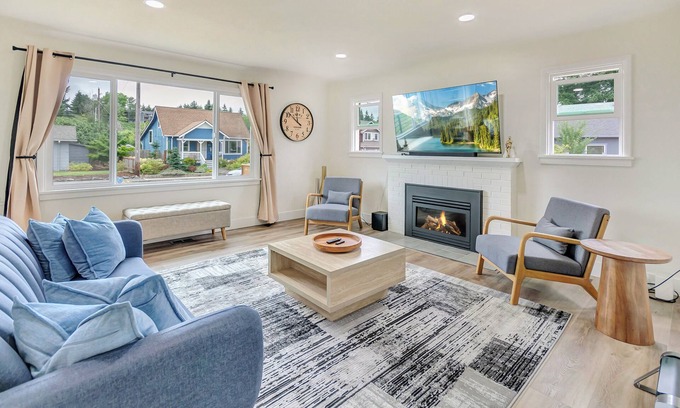 South Tacoma House | Spacious Comfy Home 2br+2ba - 9 min to Tacoma Dome