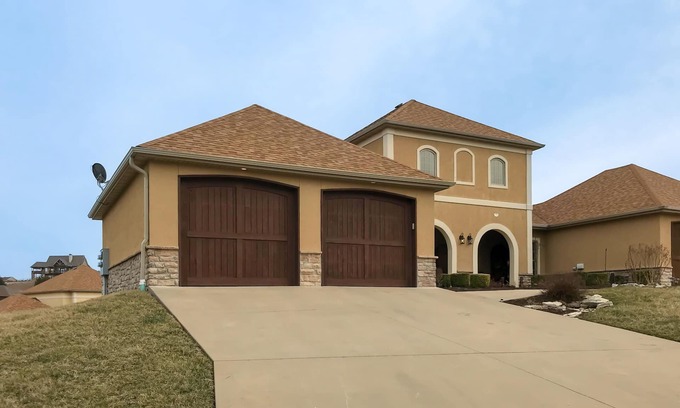 Fieldstone Bluffs Condo | Spacious condo with balcony, patio, games, fireplace, W/D, & AC