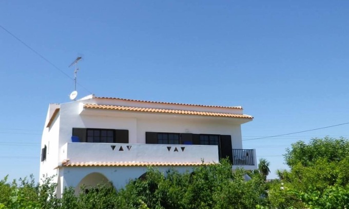 Porches Apartment | Spacious Contemporay apartment in an independent villa