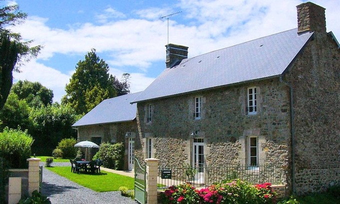 Servigny Cottage | Spacious countryside house with pets allowed