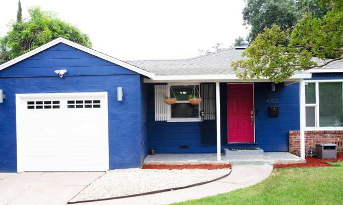 Southeastern Sacramento House | Spacious + Cozy Bungalow in Historic Oak Park District