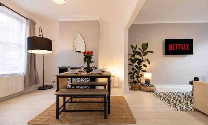 Salford House | Spacious & Cozy Home in Salford
