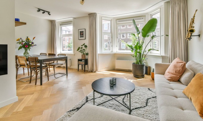 Hoofddorppleinbuurt Apartment | Spacious | Cozy | Newly renovated Apartment