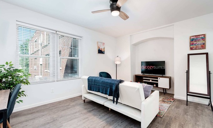 DeBaliviere Place Apartment | Spacious Cozysuites 2BR Condo w/parking! 02