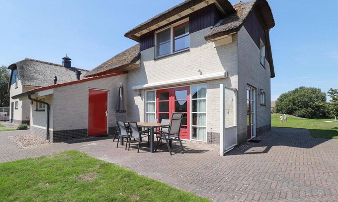 Makkum Cabin | Spacious Deluxe Dune Villa for 8 persons with a private sauna and whirlpool, located at luxurious Beach Resort Makkum by the IJsselmeer.