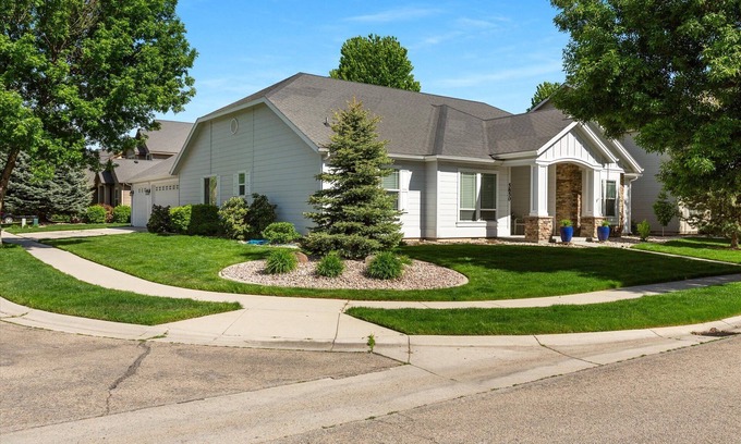 Meridian House | Spacious Designer Home-Hardwoods, Granite, Stainless, Patio & Access to 4 pools.