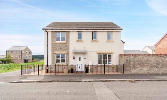 Weston-super-Mare House | Spacious detached home just 5 mins Weston-super-Mare beach Features 3 bedrooms