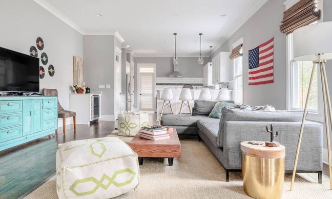 Eastwood House | Spacious Dog Friendly 3 BR Townhome, Grill, Patio 3 Blocks to Grocer, 5 Mins to